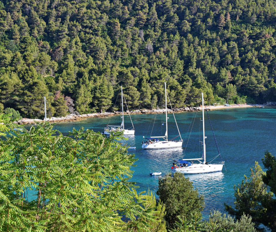 Eine versteckte Bucht auf der Halbinsel Pelje&scaron;ac mit mehreren vor Anker liegenden Segelbooten