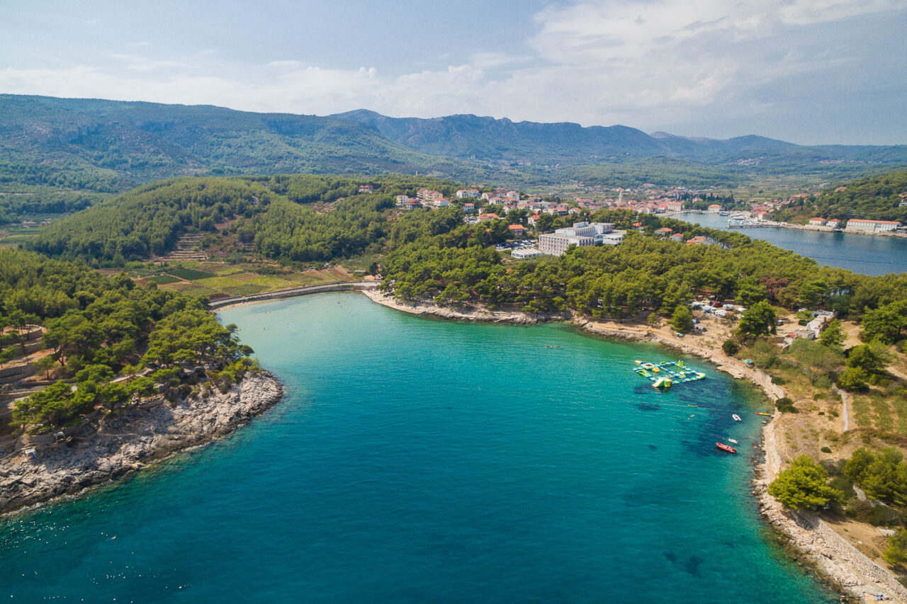 Malerische Bucht in Jelsa, Kroatien, mit kristallklarem Meer