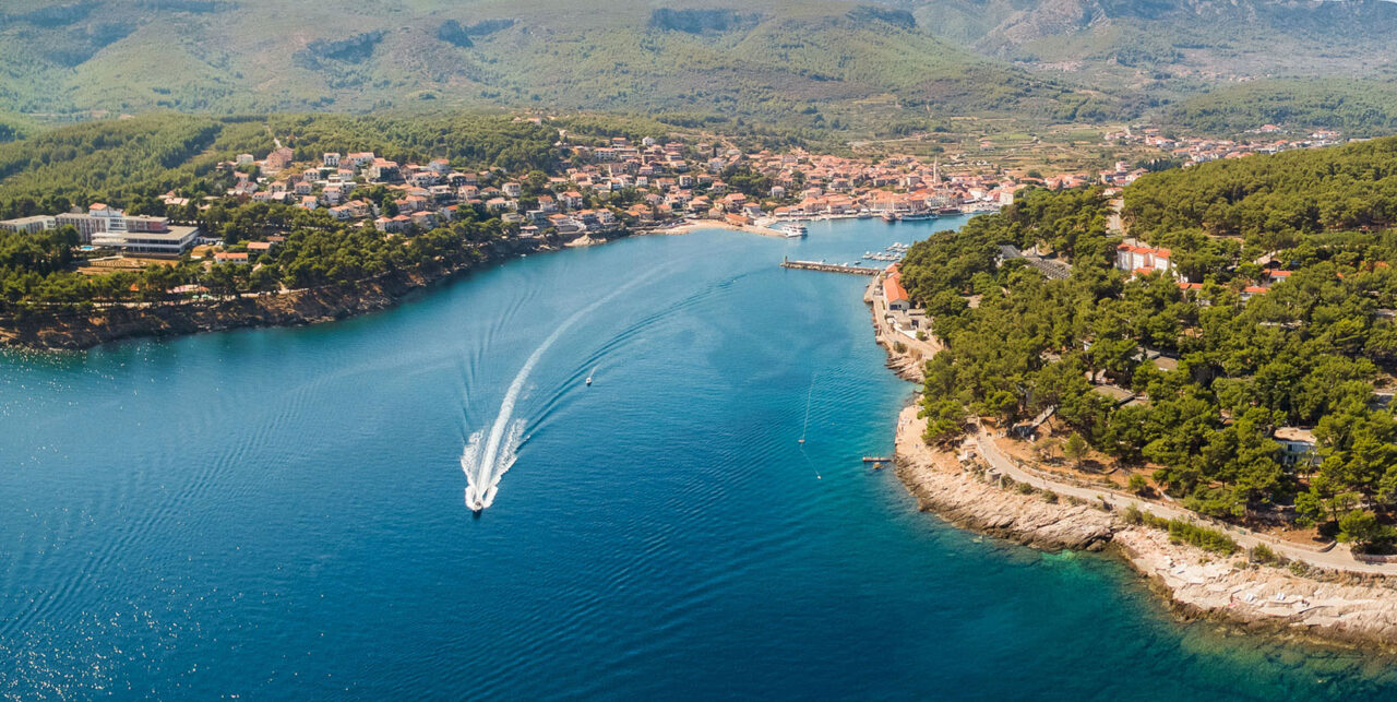 Jelsa auf der Insel Hvar mit seinem Hafen und dem Hvar-Hotel auf der linken Seite. 