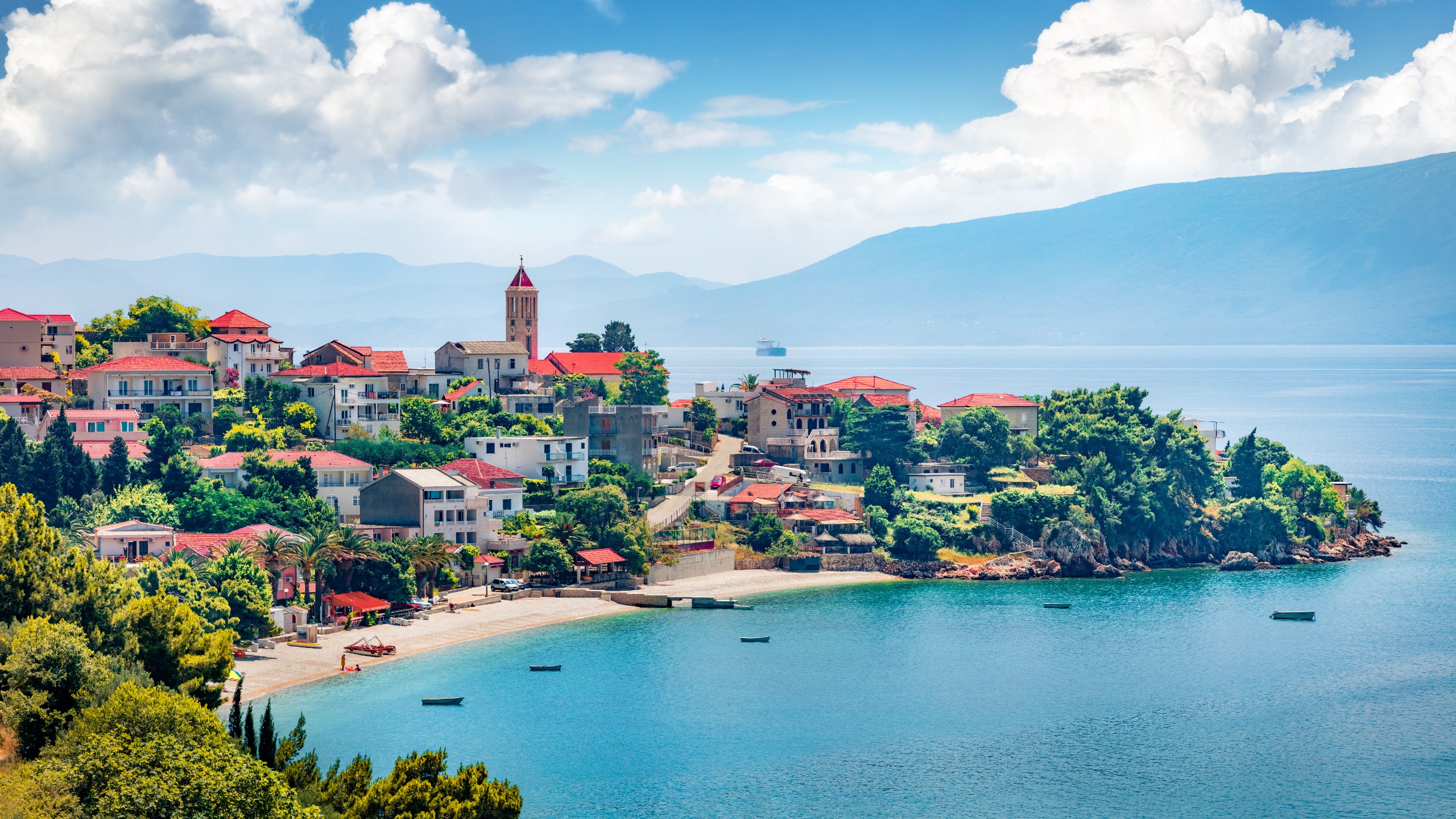 Sunčani ljetni gradski prizor grada Gradca. Šareno jutarnje morsko okruženje Jadranskog mora, južnije turističko mjesto Makarske rivijere u južnoj Dalmaciji, Hrvatska, Europa.