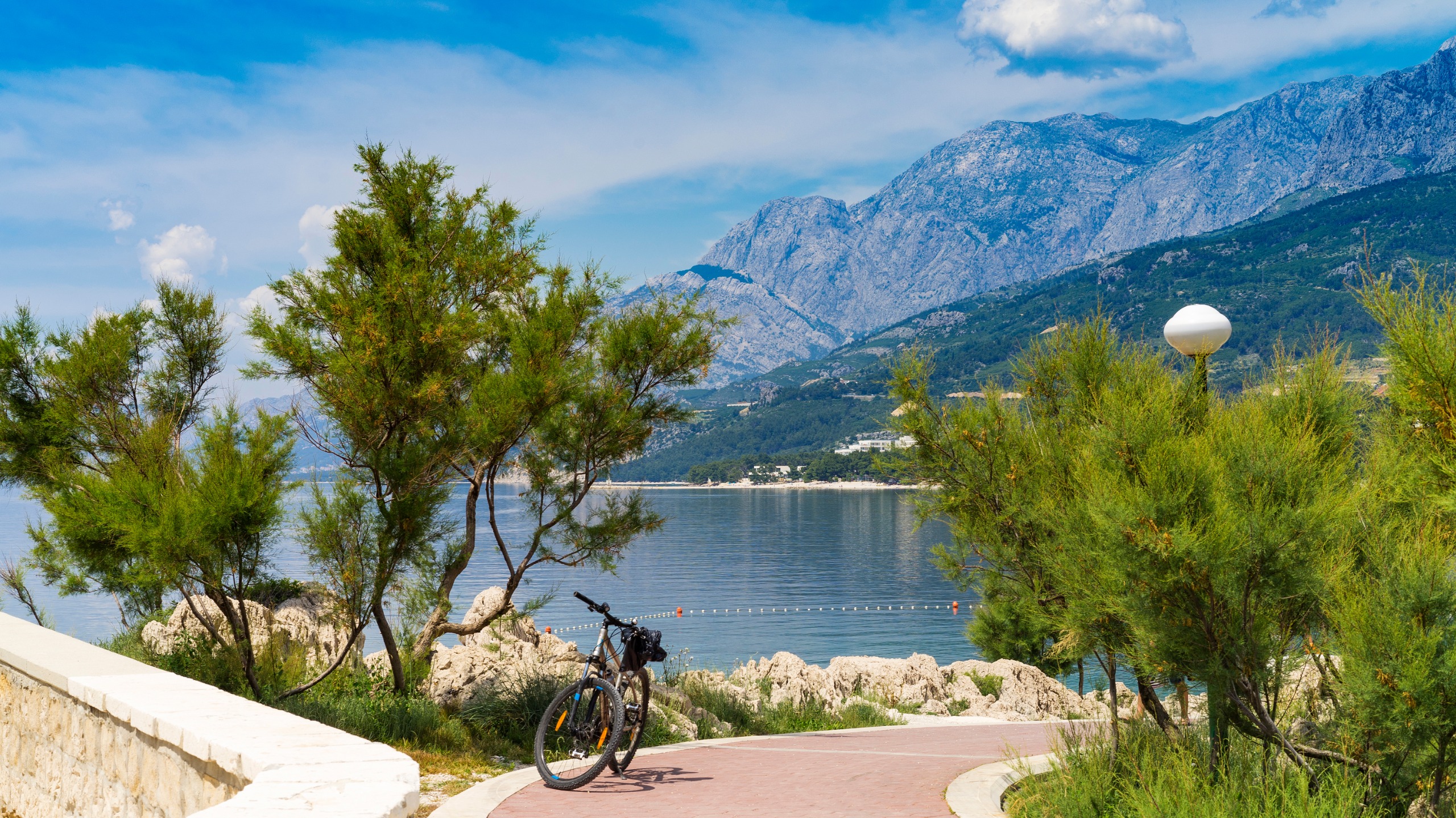 Makarska in Dalmatien, Kroatien – ein Fahrrad auf der Straße vor dem Biokovo-Gebirge.