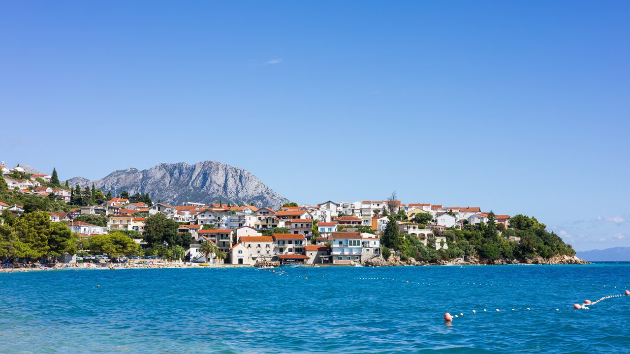 Podaca falu az Adriai-tenger partj&aacute;n. Makarskai rivi&eacute;ra, D&eacute;l-Dalm&aacute;cia, Horv&aacute;torsz&aacute;g. L&aacute;thatod a hangulatos Podaca falut, amelyet az Adriai-tenger t&uuml;rkizk&eacute;k vizei mosnak, &eacute;s hegyek &ouml;veznek.  