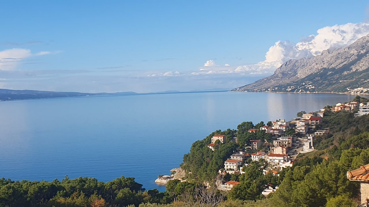 L&eacute;legzetel&aacute;ll&iacute;t&oacute; kil&aacute;t&aacute;s a horv&aacute;torsz&aacute;gi Makarska-riv&eacute;r&aacute;ra.